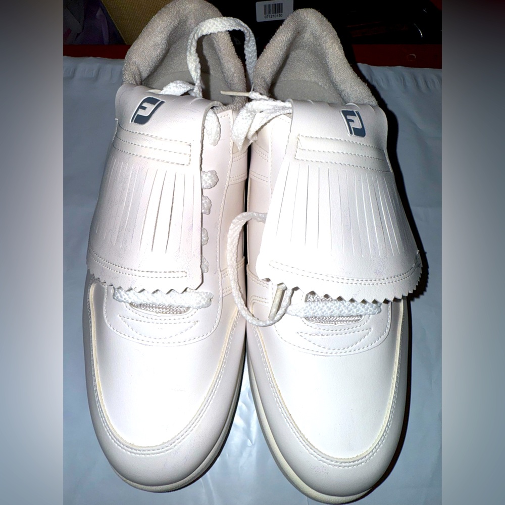 FootJoy GreenJoys 45153 Mens White Spiked Golf Shoes 9M Laces with Kiltie EUC